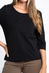 Remera de algodón con elastano, color negro, de corte ajustado al cuerpo, cuello redondo y mangas 3/4.