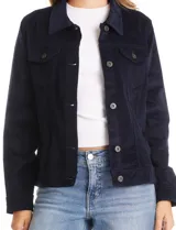 Campera de pana color rojo, con cuello solapa, cierre frontal con botones metálicos y bolsillos delanteros con solapa.
