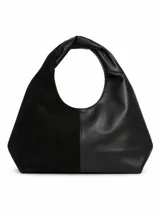 Bolso de mano tipo hobo color negro, de diseño estructurado con un lateral de cuerina lisa y el otro de gamuza. Cuenta con asa integrada y diseño bicolor.