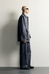 Parka relaxed fit de algodón color gris con efecto lavado. Cuenta con cuello solapa, cuatro bolsillos de plastrón con solapa en el frente y cierre frontal con cremallera oculta por solapa con botones a presión.