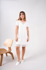 Camisón corto color champagne con escote en V y mangas cortas, ambos con detalles de encaje.