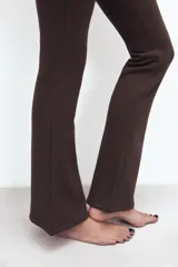 Pantalón de felpa gris melange, tiro alto con cintura elástica ancha y corte flare en las piernas.