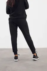 Pantalón de jogging negro de algodón frisado, corte slim fit.