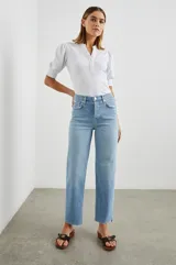 Remera blanca de algodón con mangas cortas abullonadas y cuello henley con tapeta de botones.