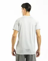 Remera deportiva gris oscuro de poliéster y spandex, de manga corta y cuello redondo.