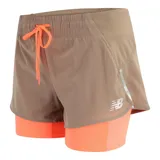 Shorts de running New Balance Impact Run 2in1, color marrón con detalles en naranja. Cuentan con una capa exterior de tejido ligero y un short interior con tecnología NB DRYx de absorción de la humedad.