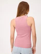 Musculosa de algodón peinado azul, confeccionada en punto sencillo con cuello redondo y diseño ajustado.