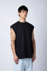 Musculosa de corte holgado con cuello redondo y sisas amplias, confeccionada en algodón de color negro.