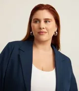 Blazer marrón de crepé de viscosa, corte alargado, sin cierre y mangas fruncidas.