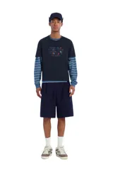 Bermuda cargo relaxed fit color azul marino, de tiro medio con pliegues frontales y presillas para cinturón. Cuenta con bolsillos laterales tipo cargo en las perneras y cierre frontal con cremallera y gancho metálico oculto.