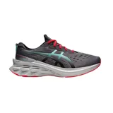 Championes de running Asics Novablast 2, color gris oscuro con detalles en verde agua y cordones rojos. Presentan una entresuela con tecnología FF Blast para mayor amortiguación y retorno de energía.