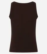 Musculosa básica femenina color marrón oscuro, confeccionada en malla rib de algodón con textura acanalada y cuello redondo.