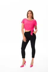 Remera fucsia de algodón y elastano, con escote redondo y corte a la cintura con lazo.