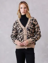 Cardigan de punto con estampado animal print, escote en V y cierre frontal con botones. Presenta puños y ruedo acanalados, con un diseño de calce holgado.