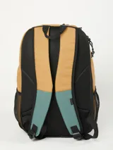 Mochila Rusty modelo Kors, con diseño bicolor en tonos tostado y verde azulado. Cuenta con compartimento principal con cierre, bolsillo frontal con cierre, correas ajustables negras y bolsillos laterales de red.