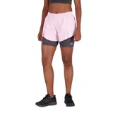 Short deportivo New Balance Impact Run AT 3 Inch 2-in-1 para mujer. Diseño 2 en 1 con short exterior rosa y calza interior gris. Confeccionado en poliéster ligero con tecnología NB DRY.