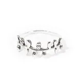 Anillo plateado con diseño de hojas.