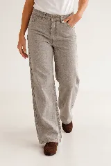 Pantalón jean recto de tiro alto y calidad premium, color tostado.