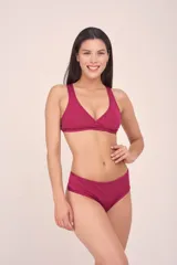 Corpiño de bikini color violeta, con escote cruzado y breteles anchos que se cruzan en la espalda.