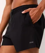 Bermuda de running Get Over para hombre, confeccionada en microfibra ligera de color gris claro. Presenta cintura elástica con cordón ajustable, bolsillos funcionales, dobladillo redondeado con aberturas laterales y pequeño parche con logo de la marca en la pierna izquierda.