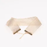 Gargantilla dorada de malla metálica con cierre de mosquetón y cadena de alargue.