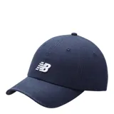 Gorro de béisbol azul marino con logo bordado en blanco de New Balance en el frente.