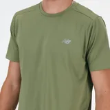 Remera deportiva verde oliva de manga corta, con logo de New Balance reflectivo en el pecho.