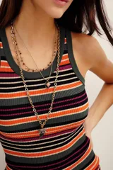 Musculosa de punto ajustada con diseño a rayas horizontales en tonos negro, gris, naranja y fucsia.