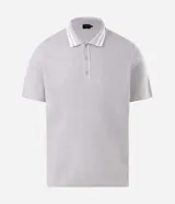Remera polo marrón de tejido de tricot texturizado, de manga corta, con cuello polo abotonado y detalles de rayas blancas en el cuello.