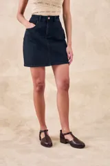 Minifalda de jean azul oscuro, de corte recto, con bolsillos delanteros y traseros.