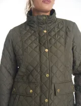 Campera de abrigo liviano con diseño capitoneado a rombos, cuello alto tipo mao y cierre frontal con solapa de botones a presión dorados. Presenta bolsillos frontales de parche con solapa y trabas de ajuste en la cintura.