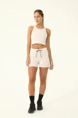 Short deportivo color beige, de tiro alto y corte ajustado. Cuenta con cintura elástica con cordón ajustable reflectivo.