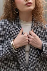 Blazer de paño con estampa a cuadros en tonos marrones y beige, de corte recto y mangas largas.
