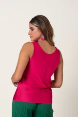 Top rojo de satén liso con cuello volcado y sin mangas.