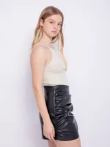 Top sin mangas color turquesa, de textura acanalada y brillante.