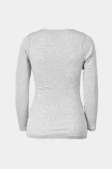 Camiseta negra de manga larga con cuello redondo.