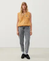 Pantalón de jean gris de tiro alto, corte recto y tobillos ajustados.