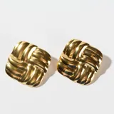 Par de aros cuadrados dorados con diseño tejido.