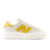 Championes New Balance CT302RY unisex, color blanco con detalles en amarillo y suela alta.