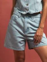 Short de denim gris claro, tiro alto, con bolsillos delanteros y traseros.