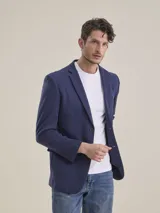 Blazer negro de corte clásico con solapas de muesca, cierre de un botón frontal y bolsillos de parche laterales.