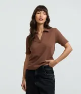 Polo de manga corta color marrón, con cuello abierto y tejido de suedine de algodón BCI.