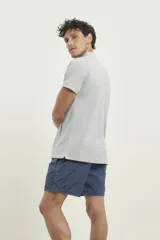 Remera azul con cuello mao y mangas cortas.