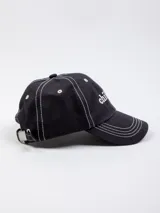 Gorro de béisbol negro con bordado frontal de la palabra "chilling" en blanco y pespuntes blancos en contraste.
