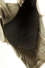 Bolso tipo tote de cuero vacuno en tono gris verdoso, con doble asa de hombro, acabado sin forrar y cierre con broche imán.
