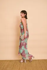 Vestido largo de fiesta de cuello halter, con estampado floral en tonos verde menta y bordó, fruncido en el cuerpo y talle largo.
