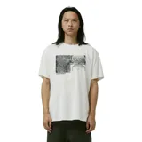 Remera blanca de manga corta con cuello redondo y un estampado gráfico abstracto en blanco y negro en el pecho, que incluye texto que dice "FORMER MERCH".