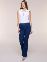 Jegging de denim azul oscuro con terminación bootcut, tiro medio-alto, cintura elástica ancha y bolsillos traseros aplicados.