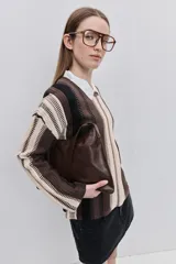 Sweater de punto de calce relajado, con escote redondo y mangas largas, con un diseño a rayas verticales en tonos marrón, beige, negro y crudo.
