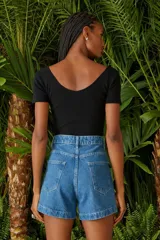 Short de jean azul con diseño de tiro alto, costuras verticales decorativas y bolsillos frontales tipo cargo.